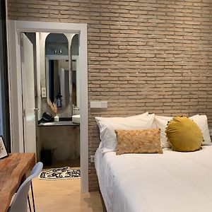 La Reina Beach Rooms